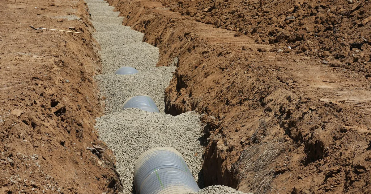 Zanja con tubería de agua para revisar una acometida antes de contratar la obra