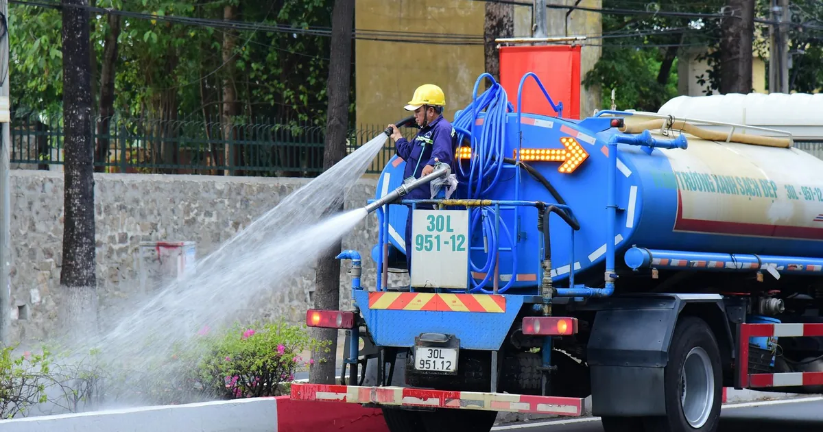 Cami?n cisterna de agua para suministro puntual y descarga controlada
