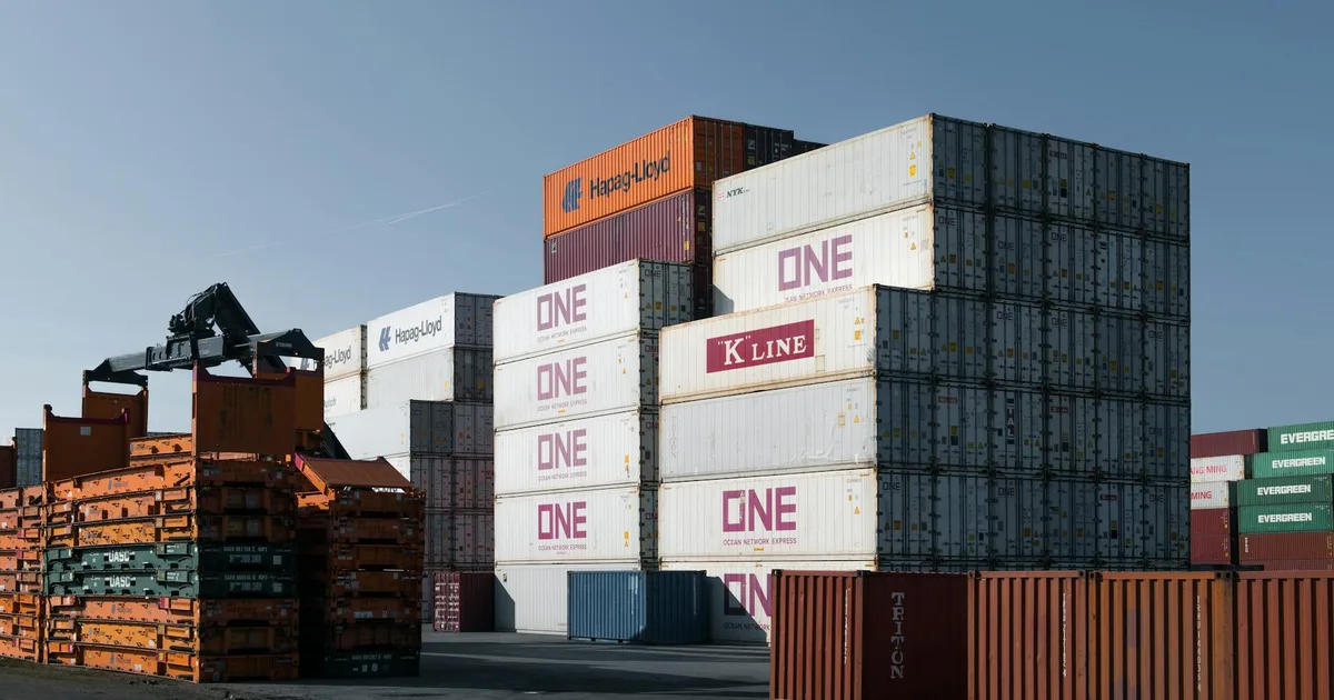 Contenedor marítimo usado preparado para revisar transporte base y permisos