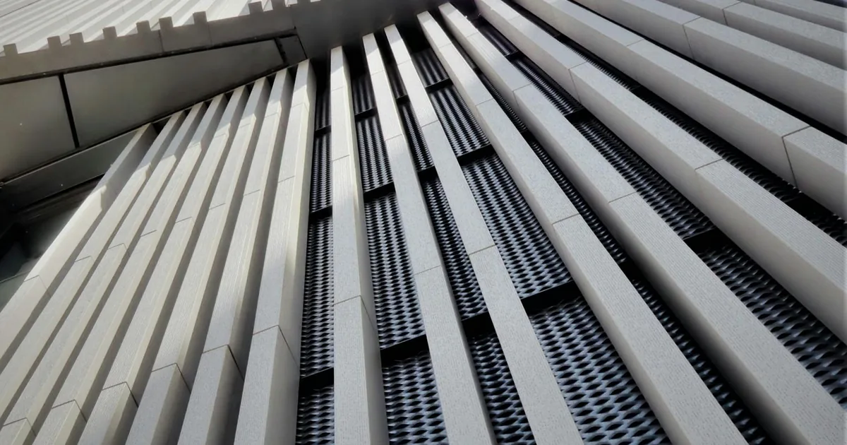 Fachada con paneles exteriores para comparar sistemas ventilados
