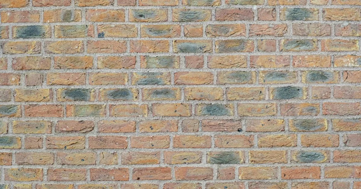 Muro de ladrillo en obra para comparar espesor aparejo y acabado