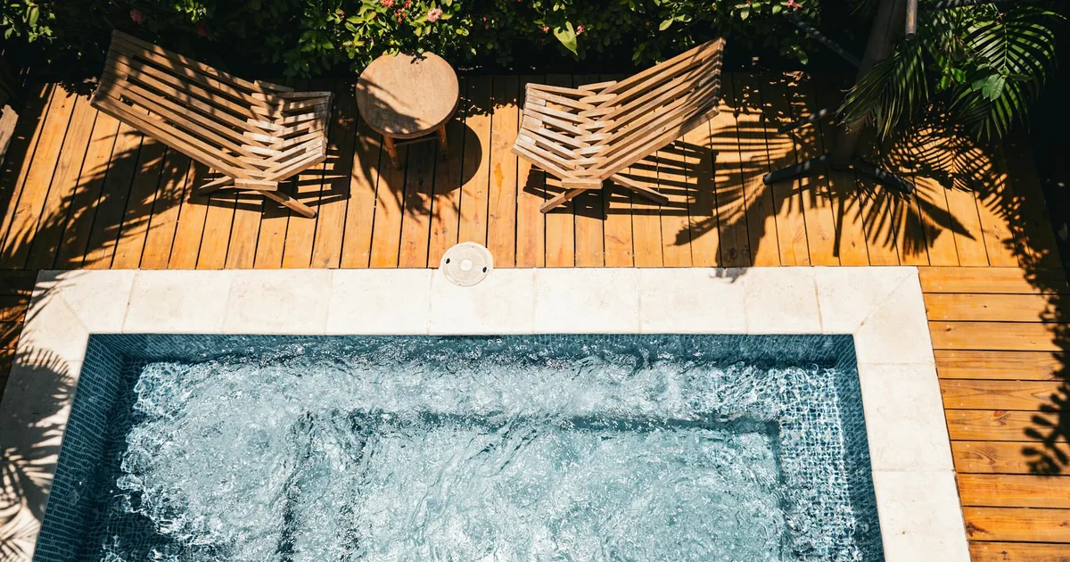 Piscina dom?stica preparada para calcular el volumen de llenado